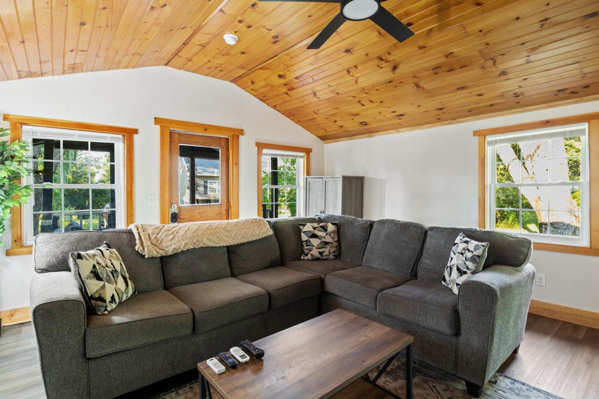 Cozy Home W/ King Bed & Lake Access كاناندياجو المظهر الخارجي الصورة