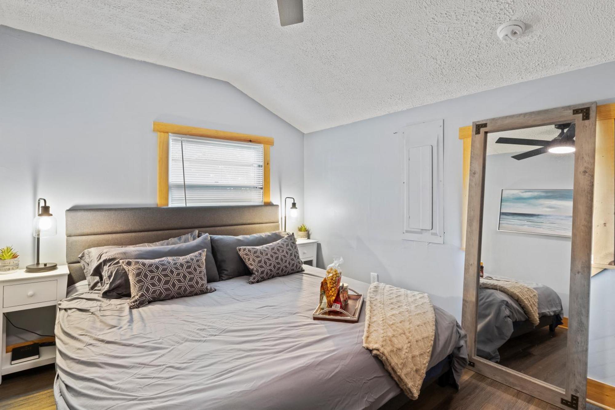 Cozy Home W/ King Bed & Lake Access كاناندياجو المظهر الخارجي الصورة